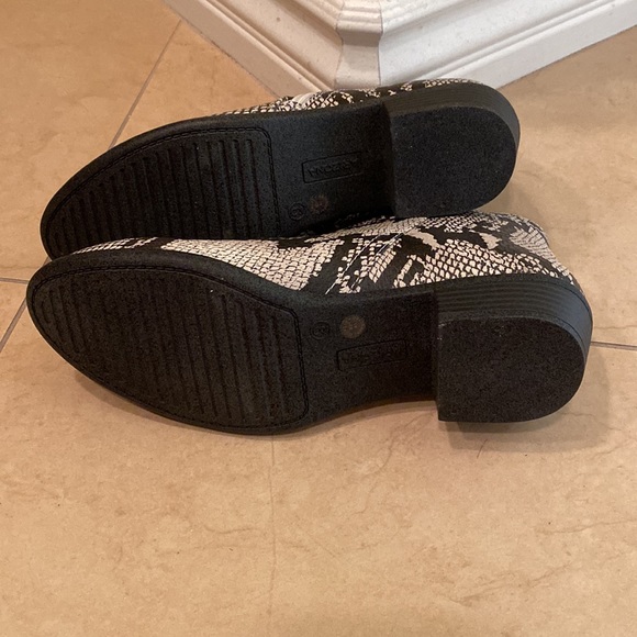 *NEW AND NEVER WORN* Snake Booties - Picture 4 of 4